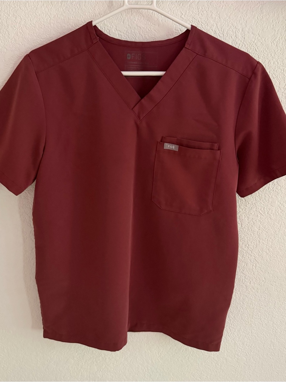 Figs Men's V-Neck Scrub Top in Burgundy